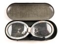 Schutzbrille Wehrmacht. Eiserner Rahmen mit Glas, in Blechetui, dieses original lackiert