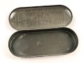Schutzbrille Wehrmacht. Eiserner Rahmen mit Glas, in Blechetui, dieses original lackiert