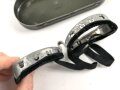 Schutzbrille Wehrmacht. Eiserner Rahmen mit Glas, in Blechetui, dieses original lackiert