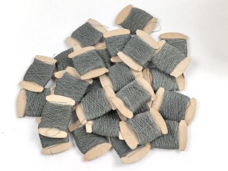 Nähgarn auf Pappe im Brotbeutelformat. Maße der Pappe etwa 3,5 x 5,5cm. Sie erhalten ein ( 1 ) Stück