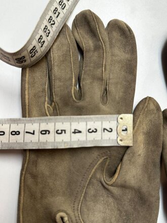 Paar Handschuhe für Offiziere aus Wildleder. Getragenes Paar