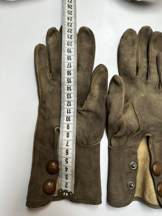 Paar Handschuhe für Offiziere aus Wildleder. Getragenes Paar