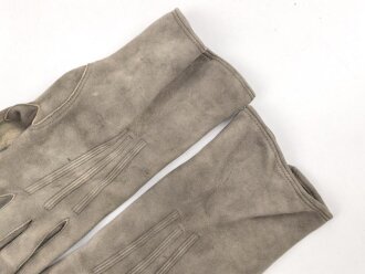 Paar Handschuhe für Offiziere aus Wildleder. Getragenes Paar