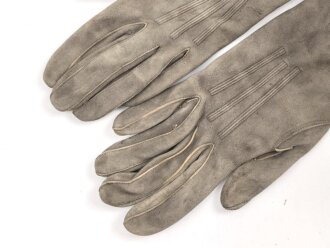 Paar Handschuhe für Offiziere aus Wildleder. Getragenes Paar