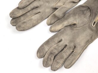 Paar Handschuhe für Offiziere aus Wildleder. Getragenes Paar