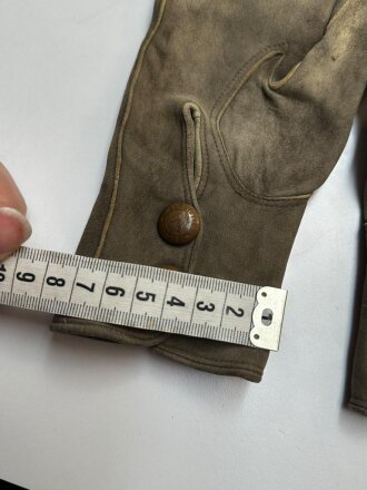 Paar Handschuhe für Offiziere aus Wildleder. Getragenes Paar