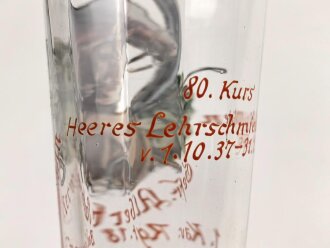 Andenkenglas eines Angehörigen im Kavallerie Regiment 18 anlässlich des 80.Kurs der Heeres Lehrschmiede München 1938. Höhe 21cm , Goldrand etwas verblasst, sonst einwandfrei