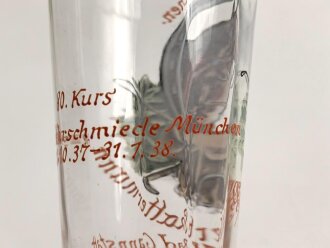 Andenkenglas eines Angehörigen im Kavallerie Regiment 18 anlässlich des 80.Kurs der Heeres Lehrschmiede München 1938. Höhe 21cm , Goldrand etwas verblasst, sonst einwandfrei