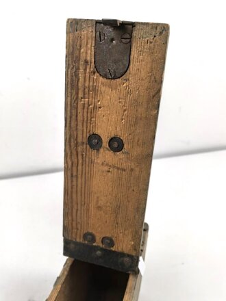 1.Weltkrieg, Gurtkasten für MG08 und 08/15, ungereinigt, Holzwurmlöcher