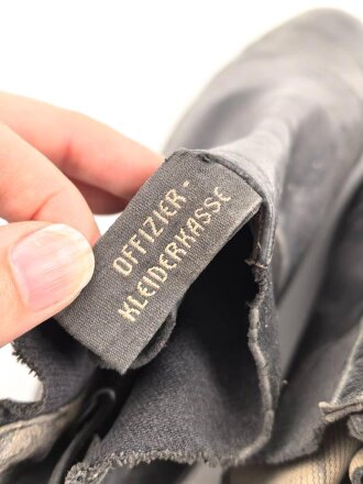 Paar Zugstiefel für Offiziere zum Waffenrock, mit den dazugehörigen Schuhspannern. Sohlenlänge 27cm, ungereinigt. Gleiche Größe, nicht 100% paarig