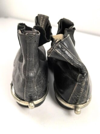 Paar Zugstiefel für Offiziere zum Waffenrock, mit den dazugehörigen Schuhspannern. Sohlenlänge 27cm, ungereinigt. Gleiche Größe, nicht 100% paarig