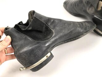 Paar Zugstiefel für Offiziere zum Waffenrock, mit den dazugehörigen Schuhspannern. Sohlenlänge 27cm, ungereinigt. Gleiche Größe, nicht 100% paarig