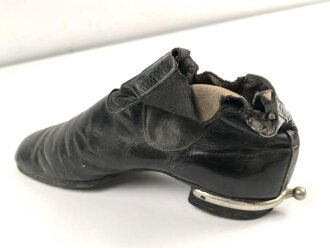 Paar Zugstiefel für Offiziere zum Waffenrock, mit den dazugehörigen Schuhspannern. Sohlenlänge 27cm, ungereinigt. Gleiche Größe, nicht 100% paarig