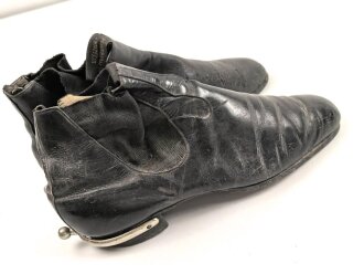 Paar Zugstiefel für Offiziere zum Waffenrock, mit den dazugehörigen Schuhspannern. Sohlenlänge 27cm, ungereinigt. Gleiche Größe, nicht 100% paarig