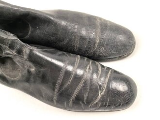 Paar Zugstiefel für Offiziere zum Waffenrock, mit den dazugehörigen Schuhspannern. Sohlenlänge 27cm, ungereinigt. Gleiche Größe, nicht 100% paarig