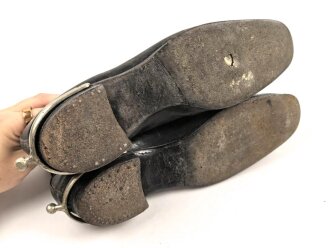 Paar Zugstiefel für Offiziere zum Waffenrock, mit den dazugehörigen Schuhspannern. Sohlenlänge 27cm, ungereinigt. Gleiche Größe, nicht 100% paarig