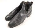 Paar Zugstiefel für Offiziere zum Waffenrock, mit den dazugehörigen Schuhspannern. Sohlenlänge 27cm, ungereinigt. Gleiche Größe, nicht 100% paarig