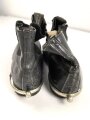 Paar Zugstiefel für Offiziere zum Waffenrock, mit den dazugehörigen Schuhspannern. Sohlenlänge 27cm, ungereinigt. Gleiche Größe, nicht 100% paarig