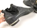 Paar Zugstiefel für Offiziere zum Waffenrock, mit den dazugehörigen Schuhspannern. Sohlenlänge 27cm, ungereinigt. Gleiche Größe, nicht 100% paarig
