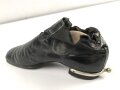 Paar Zugstiefel für Offiziere zum Waffenrock, mit den dazugehörigen Schuhspannern. Sohlenlänge 27cm, ungereinigt. Gleiche Größe, nicht 100% paarig