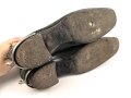 Paar Zugstiefel für Offiziere zum Waffenrock, mit den dazugehörigen Schuhspannern. Sohlenlänge 27cm, ungereinigt. Gleiche Größe, nicht 100% paarig