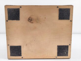 Andenkenschachtel aus Wurzelholzfurnier mit eingelegtem Flugzeug der Luftwaffe. Ordentliche Arbeit,  zum Teil leicht verzogen, Schlüssel fehlt. Maße etwa 19,5 x 24 x 11cm