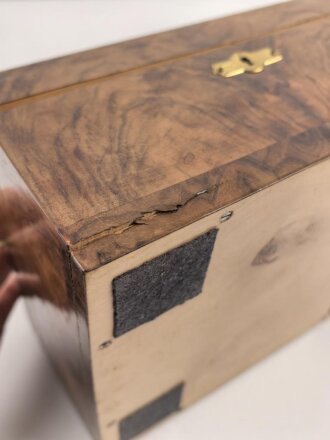 Andenkenschachtel aus Wurzelholzfurnier mit eingelegtem Flugzeug der Luftwaffe. Ordentliche Arbeit,  zum Teil leicht verzogen, Schlüssel fehlt. Maße etwa 19,5 x 24 x 11cm