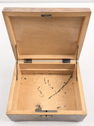 Andenkenschachtel aus Wurzelholzfurnier mit eingelegtem Flugzeug der Luftwaffe. Ordentliche Arbeit,  zum Teil leicht verzogen, Schlüssel fehlt. Maße etwa 19,5 x 24 x 11cm