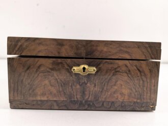 Andenkenschachtel aus Wurzelholzfurnier mit eingelegtem Flugzeug der Luftwaffe. Ordentliche Arbeit,  zum Teil leicht verzogen, Schlüssel fehlt. Maße etwa 19,5 x 24 x 11cm
