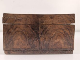 Andenkenschachtel aus Wurzelholzfurnier mit eingelegtem Flugzeug der Luftwaffe. Ordentliche Arbeit,  zum Teil leicht verzogen, Schlüssel fehlt. Maße etwa 19,5 x 24 x 11cm