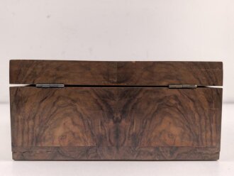 Andenkenschachtel aus Wurzelholzfurnier mit eingelegtem Flugzeug der Luftwaffe. Ordentliche Arbeit,  zum Teil leicht verzogen, Schlüssel fehlt. Maße etwa 19,5 x 24 x 11cm