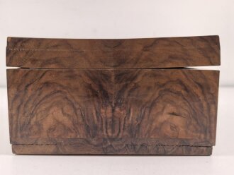 Andenkenschachtel aus Wurzelholzfurnier mit eingelegtem Flugzeug der Luftwaffe. Ordentliche Arbeit,  zum Teil leicht verzogen, Schlüssel fehlt. Maße etwa 19,5 x 24 x 11cm