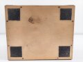 Andenkenschachtel aus Wurzelholzfurnier mit eingelegtem Flugzeug der Luftwaffe. Ordentliche Arbeit,  zum Teil leicht verzogen, Schlüssel fehlt. Maße etwa 19,5 x 24 x 11cm