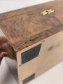 Andenkenschachtel aus Wurzelholzfurnier mit eingelegtem Flugzeug der Luftwaffe. Ordentliche Arbeit,  zum Teil leicht verzogen, Schlüssel fehlt. Maße etwa 19,5 x 24 x 11cm