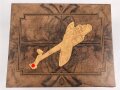 Andenkenschachtel aus Wurzelholzfurnier mit eingelegtem Flugzeug der Luftwaffe. Ordentliche Arbeit,  zum Teil leicht verzogen, Schlüssel fehlt. Maße etwa 19,5 x 24 x 11cm