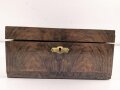 Andenkenschachtel aus Wurzelholzfurnier mit eingelegtem Flugzeug der Luftwaffe. Ordentliche Arbeit,  zum Teil leicht verzogen, Schlüssel fehlt. Maße etwa 19,5 x 24 x 11cm