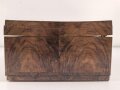 Andenkenschachtel aus Wurzelholzfurnier mit eingelegtem Flugzeug der Luftwaffe. Ordentliche Arbeit,  zum Teil leicht verzogen, Schlüssel fehlt. Maße etwa 19,5 x 24 x 11cm