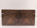 Andenkenschachtel aus Wurzelholzfurnier mit eingelegtem Flugzeug der Luftwaffe. Ordentliche Arbeit,  zum Teil leicht verzogen, Schlüssel fehlt. Maße etwa 19,5 x 24 x 11cm