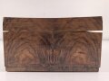 Andenkenschachtel aus Wurzelholzfurnier mit eingelegtem Flugzeug der Luftwaffe. Ordentliche Arbeit,  zum Teil leicht verzogen, Schlüssel fehlt. Maße etwa 19,5 x 24 x 11cm