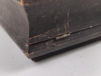 Andenkenschachtel aus Holz, Darstellend einen Elch im Wald sowie "Lapplandfront 1944" Ungereinigt, guter Zustand, Maße etwa 18,5 x 28 x 9,5cm