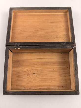 Andenkenschachtel aus Holz, Darstellend einen Elch im Wald sowie "Lapplandfront 1944" Ungereinigt, guter Zustand, Maße etwa 18,5 x 28 x 9,5cm