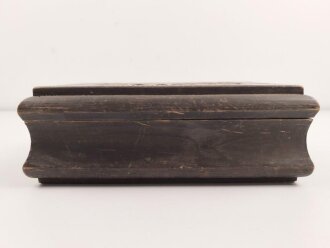 Andenkenschachtel aus Holz, Darstellend einen Elch im Wald sowie "Lapplandfront 1944" Ungereinigt, guter Zustand, Maße etwa 18,5 x 28 x 9,5cm