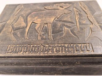 Andenkenschachtel aus Holz, Darstellend einen Elch im Wald sowie "Lapplandfront 1944" Ungereinigt, guter Zustand, Maße etwa 18,5 x 28 x 9,5cm