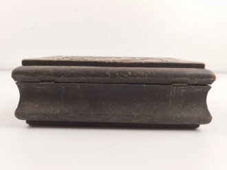 Andenkenschachtel aus Holz, Darstellend einen Elch im Wald sowie "Lapplandfront 1944" Ungereinigt, guter Zustand, Maße etwa 18,5 x 28 x 9,5cm