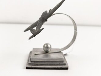 Luftwaffe, Flugzeugmodell auf Leichtmetallsockel. Sockelmaße etwa 8 x 9,5cm. Ungereinigt, die Propeller fehlen