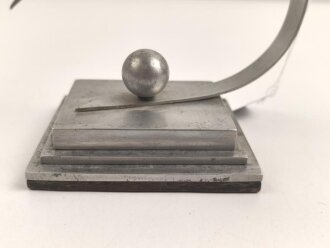 Luftwaffe, Flugzeugmodell auf Leichtmetallsockel. Sockelmaße etwa 8 x 9,5cm. Ungereinigt, die Propeller fehlen
