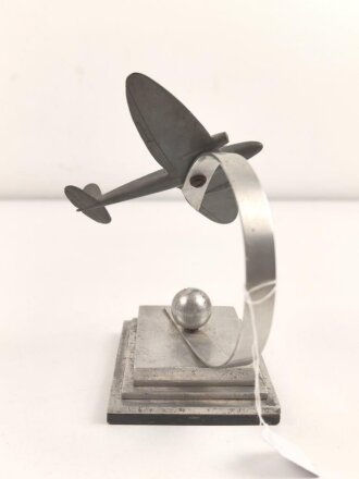 Luftwaffe, Flugzeugmodell auf Leichtmetallsockel. Sockelmaße etwa 8 x 9,5cm. Ungereinigt, die Propeller fehlen