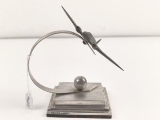 Luftwaffe, Flugzeugmodell auf Leichtmetallsockel. Sockelmaße etwa 8 x 9,5cm. Ungereinigt, die Propeller fehlen