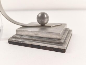 Luftwaffe, Flugzeugmodell auf Leichtmetallsockel. Sockelmaße etwa 8 x 9,5cm. Ungereinigt, die Propeller fehlen