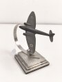 Luftwaffe, Flugzeugmodell auf Leichtmetallsockel. Sockelmaße etwa 8 x 9,5cm. Ungereinigt, die Propeller fehlen